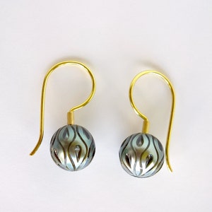 Black Pearl Earrings, Tahitian Galatea Pearl Earrings 'DROPLETS' Set in 18k Gold, Carved Pearl Earrings, Modern 18k Gold Drop Pearl Earrings image 4