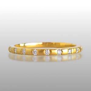 Pu&ograve; includere: Una sottile fascia d'oro con una fila di piccoli diamanti incastonati nel metallo.