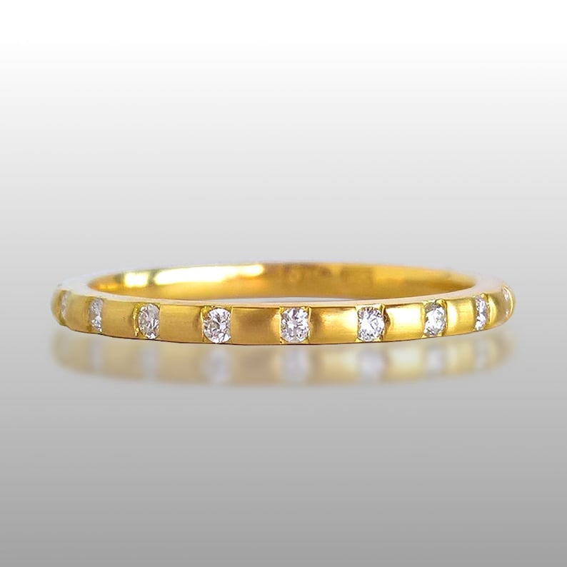 Pu&ograve; includere: Una sottile fascia d'oro con una fila di piccoli diamanti incastonati nel metallo.