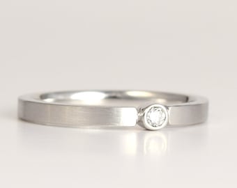 Fede nuziale o anello di fidanzamento sottile in platino con diamanti / Classica ed elegante fede quadrata da 2 mm con diamante / Moderna e unica fede in platino