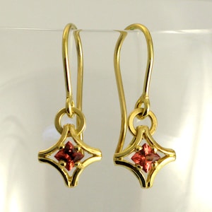 Orecchini pendenti in oro 18k GARNET &#39;KARO&#39;, orecchini pendenti con granati rodoliti taglio principessa, orecchini contemporanei in oro 18k, pietra portafortuna di gennaio