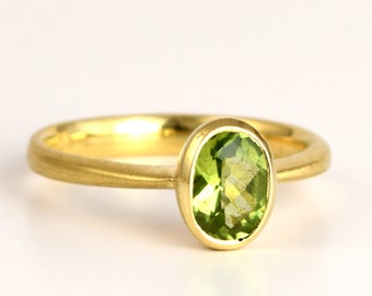 PERIDOT 18k Gold Stacking Ring, Stackable Peridot Ring, Modern Engagement Ring with Bezel Set Peridot, August Birthstone Gold Solitaire Ring