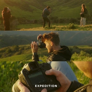 K&ouml;nnte beinhalten: Eine Person fotografiert einen gr&uuml;nen, grasbewachsenen H&uuml;gel mit einer Kamera. Auf dem Bildschirm der Kamera steht das Wort "EXPEDITION".