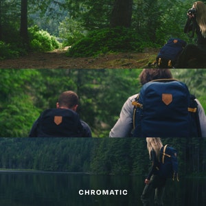 K&ouml;nnte beinhalten: Drei Personen wandern in einem Wald. Sie tragen alle blaue und schwarze Rucks&auml;cke mit einem braunen Lederflicken. Die Rucks&auml;cke haben gelbe Akzente. Der Wald ist &uuml;ppig und gr&uuml;n.