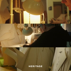 K&ouml;nnte beinhalten: Ein Mann arbeitet an einer N&auml;hmaschine in einer Werkstatt, die mit Stoffresten und Mustern gef&uuml;llt ist. Das Wort "HERITAGE" ist unten in der Mitte des Bildes zu sehen.