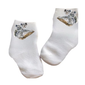 Chaussettes pour bébé/enfant en bas âge/enfant koala. Plusieurs tailles offertes. Choisissez entre 0-6 mois et 10 ans. Chaque bébé a besoin. Joli cadeau de bébé image 1