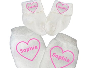 Manoplas con opción de añadir calcetines a juego. Manoplas antiarañazos con NOMBRE. ¡El regalo perfecto para baby shower o recién nacido! ¡Todo bebé las necesita! ¡Todas las mamás las adoran!