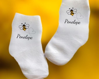 Baby/Kleinkind/Kinder Bienen Socken mit oder ohne Name. Mehrere Größen angeboten. Wählen Sie von 0-6 Monaten bis 10 Jahren. Niedliches Baby Geschenk!