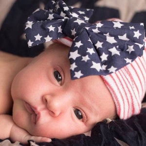 Ziekenhuismuts voor pasgeborenen. Patriottische rood-witte strepen met sterrenblauwe strik! Geweldig cadeau. Baby&#39;s eerste aandenken. Juli baby. Mei baby. September baby