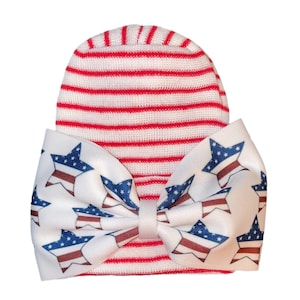 Ziekenhuismuts met strik voor pasgeborenen. Strik Ontworpen en gemaakt door mij. Patriottische rood-witte strepen met sterrenstrik! Geweldig cadeau. Baby&#39;s eerste aandenken.
