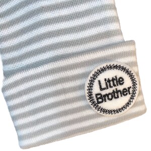 ¡Un éxito de ventas! Gorro de hospital para recién nacidos. Aplique de hermanito con letras negras. ¡Todo bebé varón debería!