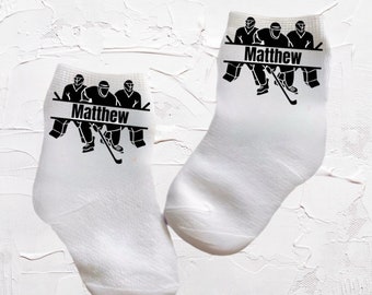 Chaussettes de hockey pour bébé/enfant en bas âge/enfant avec nom. Plusieurs tailles offertes. Choisissez entre 0-6 mois et 10 ans. Chaque bébé a besoin. Joli cadeau de bébé !