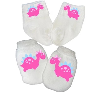 ミトンとソックスのオプション 女の子用恐竜柄の新生児用傷防止ミトン！赤ちゃんに必要な完璧なベビーシャワー/新生児ギフト。かわいいベビーギフト！