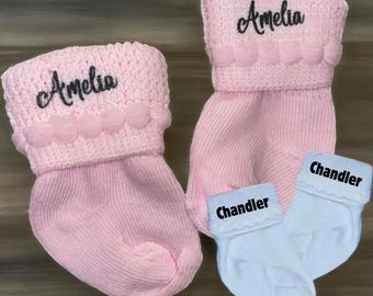 Roze, blauwe OF witte newborn sokken met naam! Leuk babycadeau!