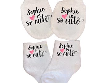 Manoplas con opción de añadir calcetines a juego. Manoplas antiarañazos con NOMBRE. ¡El regalo perfecto para baby shower o recién nacido! ¡Todo bebé las necesita! ¡Todas las mamás las adoran!