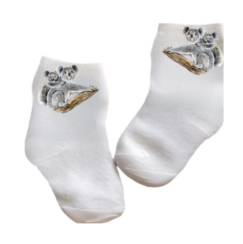 Chaussettes pour bébé/enfant en bas âge/enfant koala. Plusieurs tailles offertes. Choisissez entre 0-6 mois et 10 ans. Chaque bébé a besoin. Joli cadeau de bébé image 1