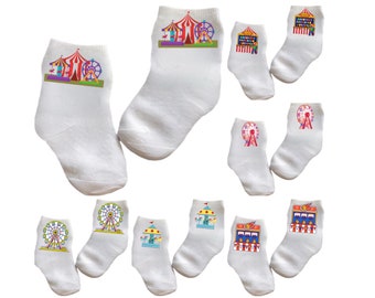 Chaussettes Carnival pour bébés, tout-petits et enfants Plusieurs tailles proposées Choisissez entre 0-6 mois et 10 ans dont chaque bébé a besoin. Joli cadeau de bébé !