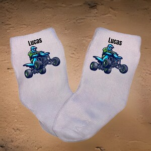 Baby/Småbarn/Barn ATV med namnstrumpor Flera storlekar erbjuds Välj från 0-6 månader till 10 år Varje bebis behöver. Söt babypresent!