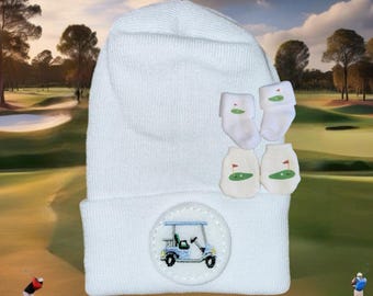 Cappellino per neonato con carrello da golf. Calzini e guantini antigraffio inclusi. Possibilità di scegliere il colore del cappellino e del carrello da golf. Un regalo fantastico!