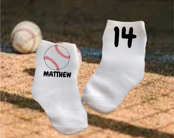 Chaussettes de baseball pour bébé/enfant en bas âge/enfant. Plusieurs tailles offertes. Choisissez entre 0-6 mois et 10 ans. Chaque bébé a besoin. Joli cadeau de bébé !