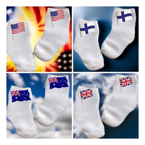 Puede incluir: Cuatro pares de calcetines blancos con diferentes banderas impresas en ellos. Las banderas son la bandera estadounidense, la bandera finlandesa, la bandera australiana y la bandera británica.