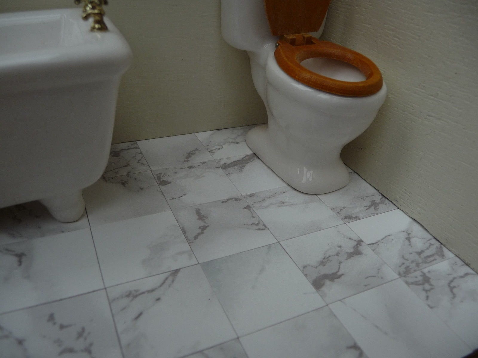 25 baldosas para piso de casa de muñecas con efecto mármol de 1 pulgada y  vetas claras en color blanco, image size:1600x1200