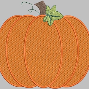 Peut inclure: Broderie de citrouille aux tons orang&eacute;s, avec une tige marron et des feuilles vertes. La citrouille est divis&eacute;e en sections avec des contours orange, cr&eacute;ant un aspect textur&eacute;. Id&eacute;al pour les cr&eacute;ations et d&eacute;corations sur le th&egrave;me de l'automne.