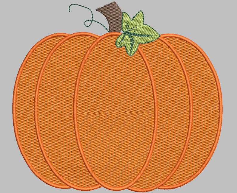 Peut inclure: Broderie de citrouille aux tons orang&eacute;s, avec une tige marron et des feuilles vertes. La citrouille est divis&eacute;e en sections avec des contours orange, cr&eacute;ant un aspect textur&eacute;. Id&eacute;al pour les cr&eacute;ations et d&eacute;corations sur le th&egrave;me de l'automne.