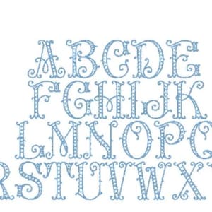 Peut inclure: L'alphabet complet dans une police bleu clair orn&eacute;e. Chaque lettre est orn&eacute;e de volutes d&eacute;coratives et de lignes pointill&eacute;es, sur fond blanc. Les lettres sont dispos&eacute;es en rang&eacute;es, pr&eacute;sentant l'ensemble complet de A &agrave; Z.