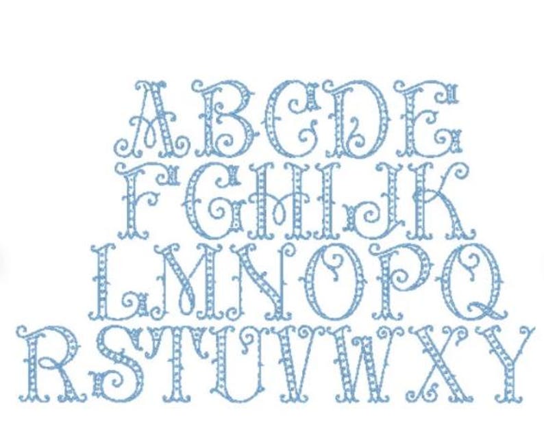 Peut inclure: L'alphabet complet dans une police bleu clair orn&eacute;e. Chaque lettre est orn&eacute;e de volutes d&eacute;coratives et de lignes pointill&eacute;es, sur fond blanc. Les lettres sont dispos&eacute;es en rang&eacute;es, pr&eacute;sentant l'ensemble complet de A &agrave; Z.