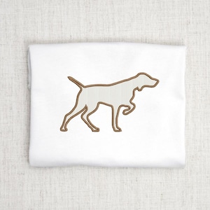 Könnte beinhalten: Eine weiße Umrandung eines stehenden Hundes auf weißem Hintergrund.