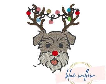 Könnte beinhalten: Ein brauner und grauer Hund mit einer roten Nase und Rentiergeweih mit bunten Lichtern. Der Hund trägt eine rote Nase und hat einen fröhlichen Ausdruck. Der Text "blue willow embroidery" befindet sich am unteren Rand des Bildes.