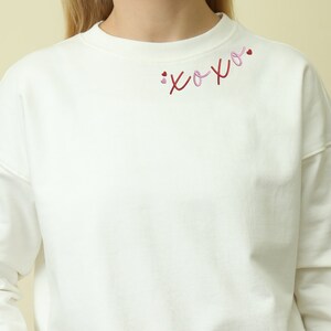 Diseño de bordado de cuello XOXO - Bordado de abrazos y besos - Bordado de escote para el día de San Valentín - 3 tamaños - Descarga instantánea - Texto curvo