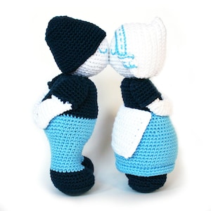 Dutch kissing couple PDF crochet pattern