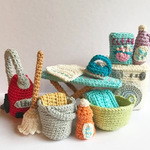 以下が含まれることがあります： 掃除機、モップ、バケツ、アイロン、アイロン台、洗濯洗剤、洗浄液のボトルなど、ミニチュアの家庭用清掃用品のセット。これらのアイテムはすべて、赤、青、緑、黄、白など、さまざまな色でできています。