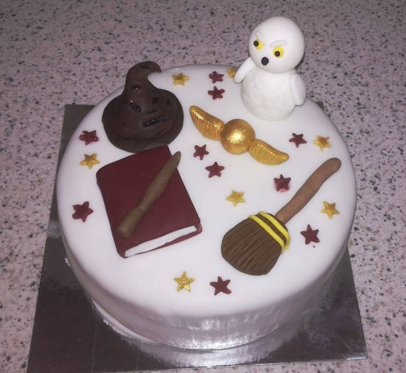 Décoration comestible faite à la main sur le thème du gâteau danniversaire Harry  Potter.. personnalisé.. -  France