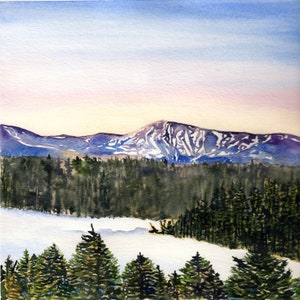 Puede incluir: Pintura a la acuarela de un paisaje de monta&ntilde;a. La obra representa una cordillera nevada bajo un cielo azul y rosa. &Aacute;rboles de color verde oscuro llenan el primer plano, con un campo nevado en medio.
