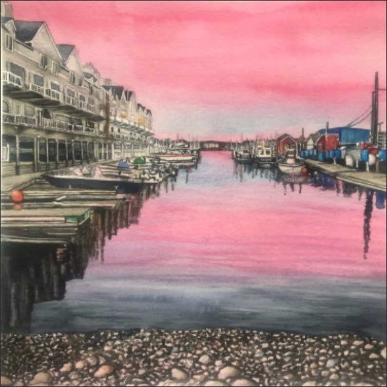 以下が含まれることがあります： 夕暮れ時の港の風景を描いた水彩画。空は鮮やかなピンク色で、水面に映っています。木製の桟橋に沿ってボートが停泊し、海岸線には建物が並んでいます。前景には小石の浜辺が描かれています。