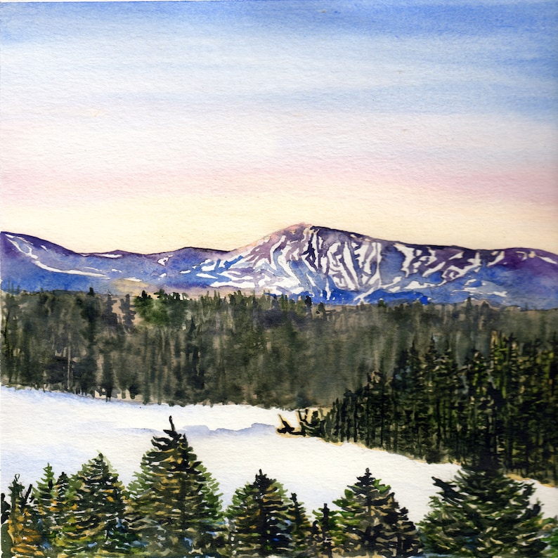 Puede incluir: Pintura a la acuarela de un paisaje de monta&ntilde;a. La obra representa una cordillera nevada bajo un cielo azul y rosa. &Aacute;rboles de color verde oscuro llenan el primer plano, con un campo nevado en medio.