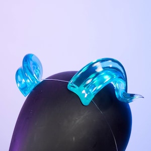 Corna di ariete stampate in resina 3D blu acqua trasparente - Corna di demone / diavolo / drago / mostro per costumi, cosplay, Halloween, Ren Faire