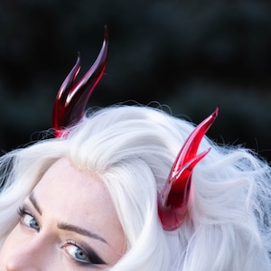 Corna di succubo stampate in resina 3D rossa trasparente - Corna di demone / diavolo / drago / mostro per costumi, cosplay, Halloween, Ren Faire