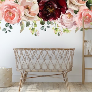 Calcomanía de acuarela con flores de rosa roja y rosa ruborizada, calcomanía de pared con flores de rosa para guardería, calcomanía de tela despegable, calcomanía para habitación de bebé de niña con borde floral rosa