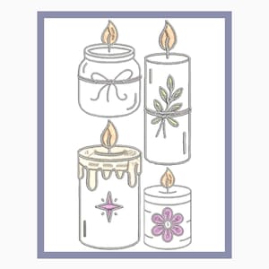 Könnte beinhalten: Illustration von vier Kerzen mit brennenden Flammen. Die Kerzen sind weiß mit dekorativen Elementen, darunter eine Schleife, Blätter, ein Stern und eine Blume. Das Bild ist mit einem hellvioletten Rahmen versehen.
