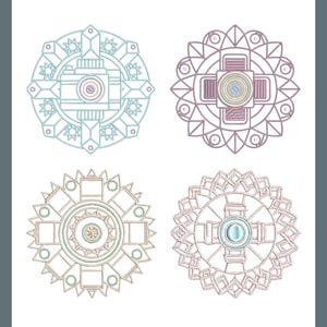 Könnte beinhalten: Vier aufwendige, symmetrische Designs in verschiedenen Farben. Jedes Design ist kreisförmig mit geometrischen und floralen Elementen. Die Farbpalette umfasst Blau, Lila, Beige und Türkis, alles auf weißem Hintergrund.