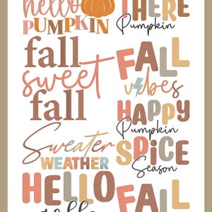 Può includere: Un'immagine a tema autunnale con varie frasi e parole in un mix di caratteri e colori. L'immagine include le parole "hello pumpkin", "fall", "sweet fall", "fall vibes", "happy pumpkin", "sweater weather", "spice season", e "hello fall in love".