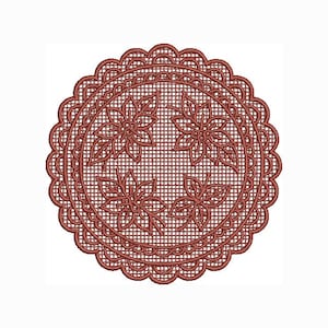 Puede incluir: Un tapete redondo, de color marrón rojizo, con un borde festoneado. El centro presenta un diseño floral con tres flores estilizadas. El tapete tiene un delicado patrón calado, adecuado para uso decorativo.