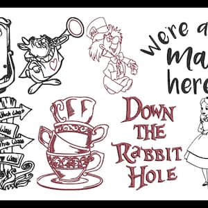 Puede incluir: Ilustraciones en blanco y negro de personajes y objetos de Alicia en el país de las maravillas. Las ilustraciones incluyen al Sombrerero Loco, el Gato de Cheshire, un llamador de puerta, una taza de té, un poste indicador y Alicia. También se incluye el texto "We're all mad here!" y "Down the Rabbit Hole".