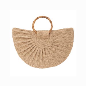 Peut inclure: Un sac à main beige en forme d'éventail avec une poignée en bambou. Le sac est fait de matériau tissé et a une forme arrondie et semi-circulaire. La poignée est de couleur marron clair et est fixée en haut du sac.