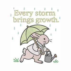 Może przedstawiać: Haft przedstawiający królika w garniturze z parasolem i konewką, z napisem "Every storm brings growth." Projekt zawiera również krople deszczu i trawę.