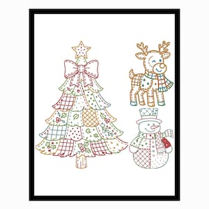 Peut inclure: Illustration encadrée d'un sapin de Noël, d'un renne et d'un bonhomme de neige. L'arbre a une étoile et un nœud, le renne une écharpe et le bonhomme de neige un chapeau et une écharpe. Tous sont de style patchwork.